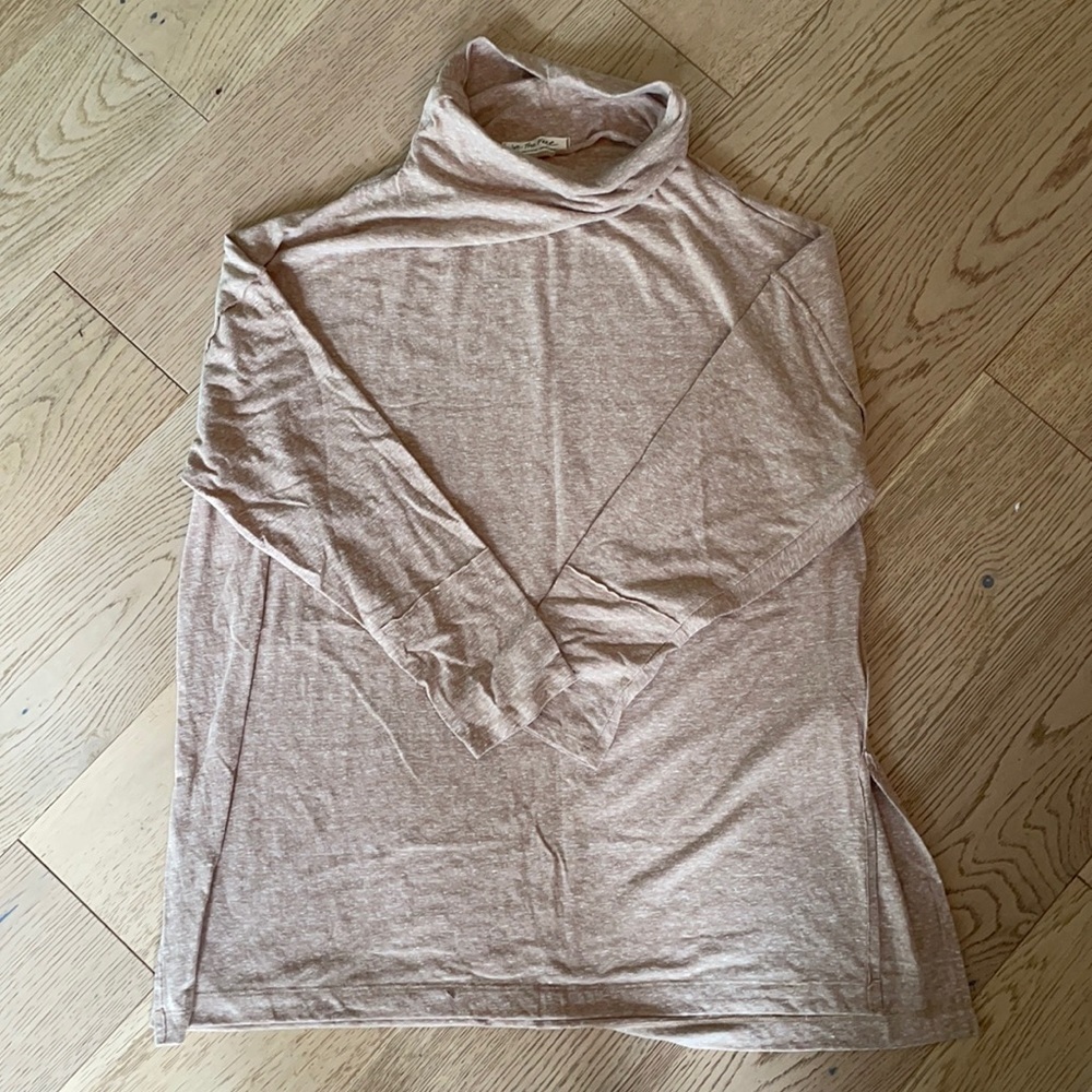 NWT FREE PEOPLE tan camel Athenian bronze oversized turtleneck Size small